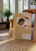 Cuadro decorativo de estilo minimalista y sereno colocado en salón, mujer con pájaro en estilo ilustrado, modelo The Woman With a Bird