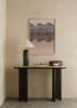 Cuadro decorativo de estilo minimalista y sereno colocado en salón, paisaje abstracto en acuarela suave, modelo Tranquil Mountain Reflection