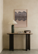 Cuadro decorativo de estilo minimalista y sereno colocado en salón, paisaje abstracto en acuarela suave, modelo Tranquil Mountain Reflection
