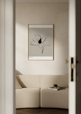 Tableau encadré représentant une fleur botanique aux pétales ouverts, trait noir fin, cœur sombre, fond beige doux et style floral épuré. Disponible sur kudeko.com
