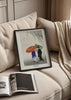 Quadro com duas mulheres japonesas à chuva, estilo Japandi, efeito decorativo depurado e tons suaves. Disponível em kudeko.com