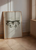 Cuadro decorativo de estilo minimalista y sereno colocado en salón, mariposa abstracta en acuarela neutra, modelo Velo de Mariposa