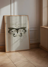 Cuadro decorativo de estilo minimalista y sereno colocado en salón, mariposa abstracta en acuarela neutra, modelo Velo de Mariposa