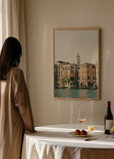 Tableau de paysage urbain de Venise avec bâtiments historiques au bord du canal, gondole noire, eau bleu vert, façades beige et terre cuite, style photographique méditerranéen. Disponible sur kudeko.com