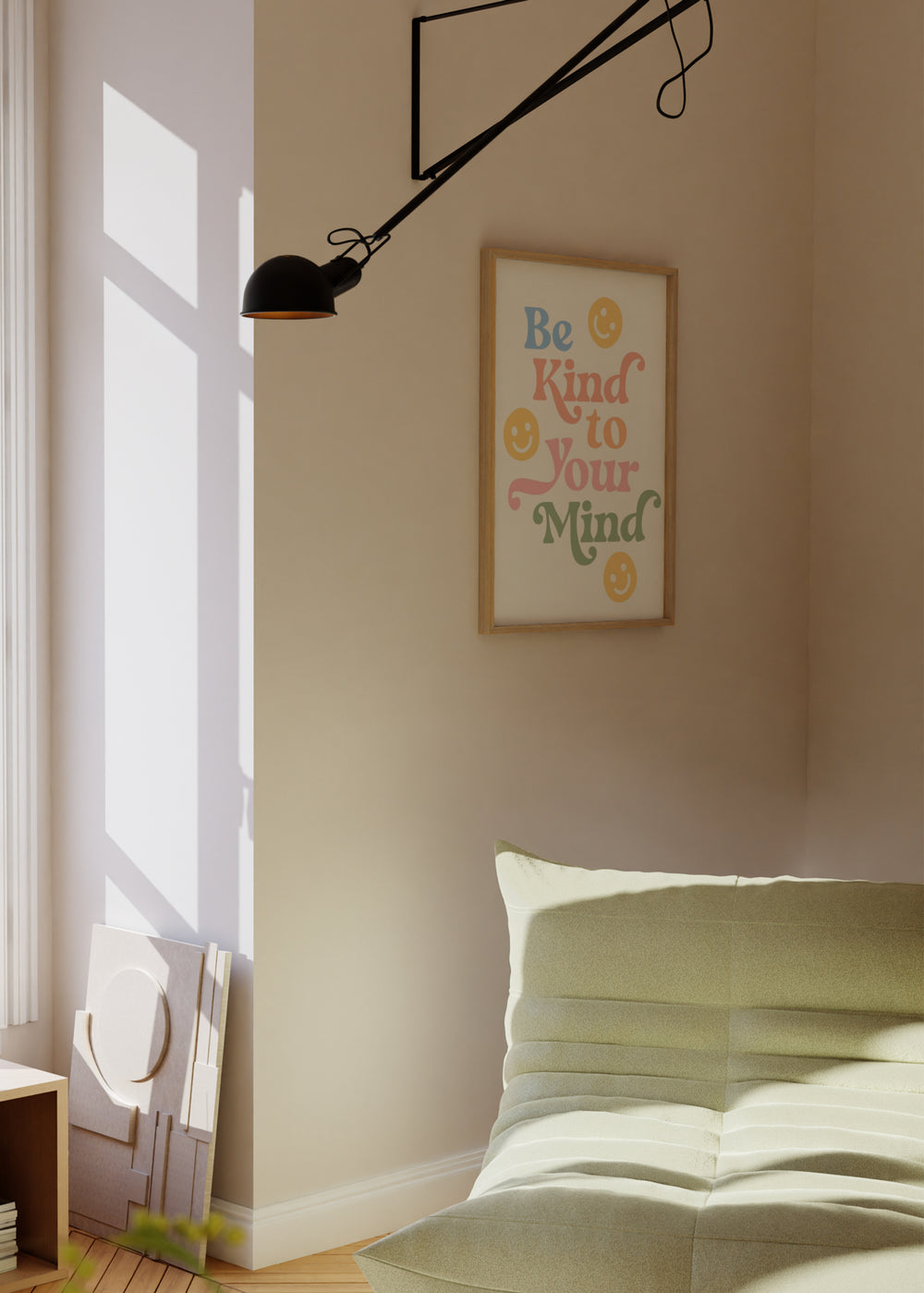 Quadro com a frase Be Kind to Your Mind, letras grandes multicoloridas, carinhas sorridentes amarelas, fundo claro e estilo tipográfico moderno em tons pastel. Disponível em kudeko.com