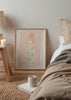 Cuadro decorativo de estilo minimalista y tonos_pastel colocado en dormitorio, ilustración femenina pastel con flores, modelo Me quiero