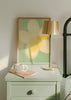 Cuadro decorativo de estilo minimalista y tonos_pastel colocado en dormitorio, flor amarilla en tonos pastel, modelo Pastel Yellow Flower