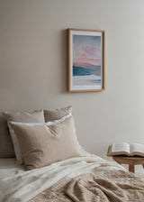 Quadro emoldurado com faixas abstratas fluidas em rosa envelhecido, azul petróleo, cinzento claro e branco, com frases relaxantes numa composição de estilo abstrato leve e equilibrado. Disponível em kudeko.com