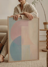 Cuadro decorativo de estilo minimalista y tonos_pastel colocado en salón, composición abstracta en tonos pastel, modelo Pastel Brushstrokes VI