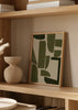 Wandbild mit unregelmäßigen abstrakten Formen in Olivgrün, Moosgrün und hellem Beige, klare Komposition im zeitgenössischen minimalistischen Stil. Erhältlich auf kudeko.com