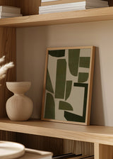 Wandbild mit unregelmäßigen abstrakten Formen in Olivgrün, Moosgrün und hellem Beige, klare Komposition im zeitgenössischen minimalistischen Stil. Erhältlich auf kudeko.com