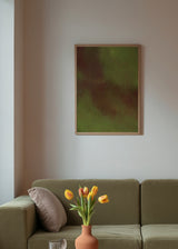Wandbild mit abstrakter Komposition aus diffusen organischen Formen in Olivgrün, Moosgrün und erdigem Braun, mit weicher Anmutung und modernem abstraktem Stil. Erhältlich auf kudeko.com