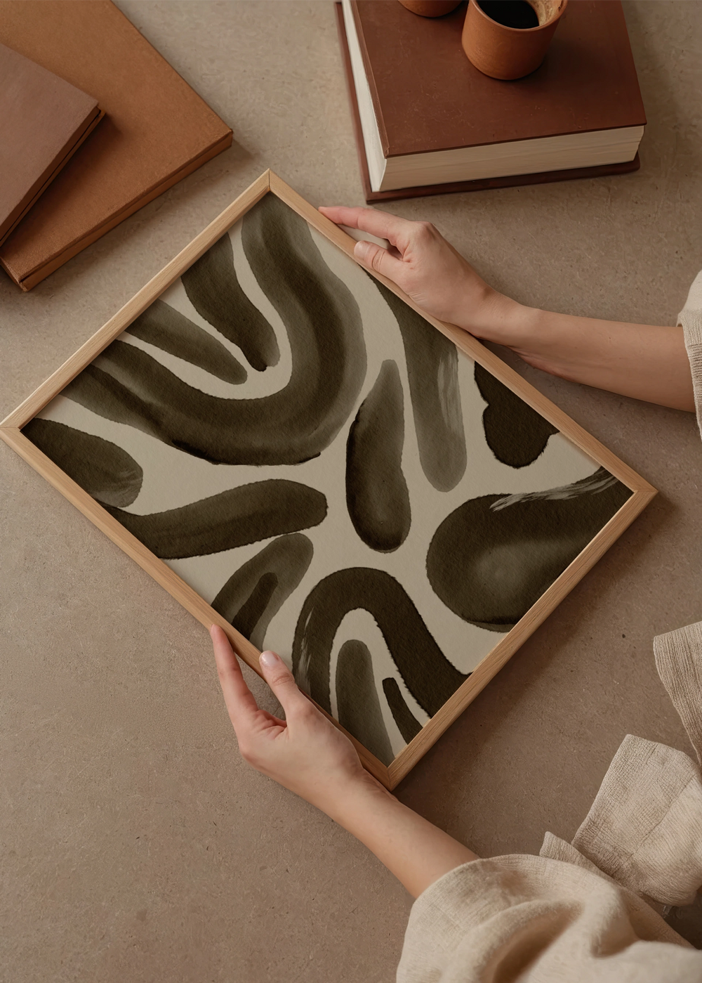 Cuadro decorativo de estilo orgánico y abstracto colocado en salón, estampado animal abstracto en tonos cacao, modelo Animal Print Cacao
