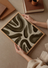 Cuadro decorativo de estilo orgánico y abstracto colocado en salón, estampado animal abstracto en tonos cacao, modelo Animal Print Cacao