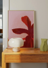 Cuadro decorativo de estilo minimalista y flores colocado en salón, flor abstracta en tonos rojizos, modelo Flor Encendida