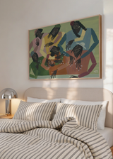 Cuadro decorativo de estilo orgánico y abstracto colocado en salón, grupo de mujeres conversando, modelo Gossip