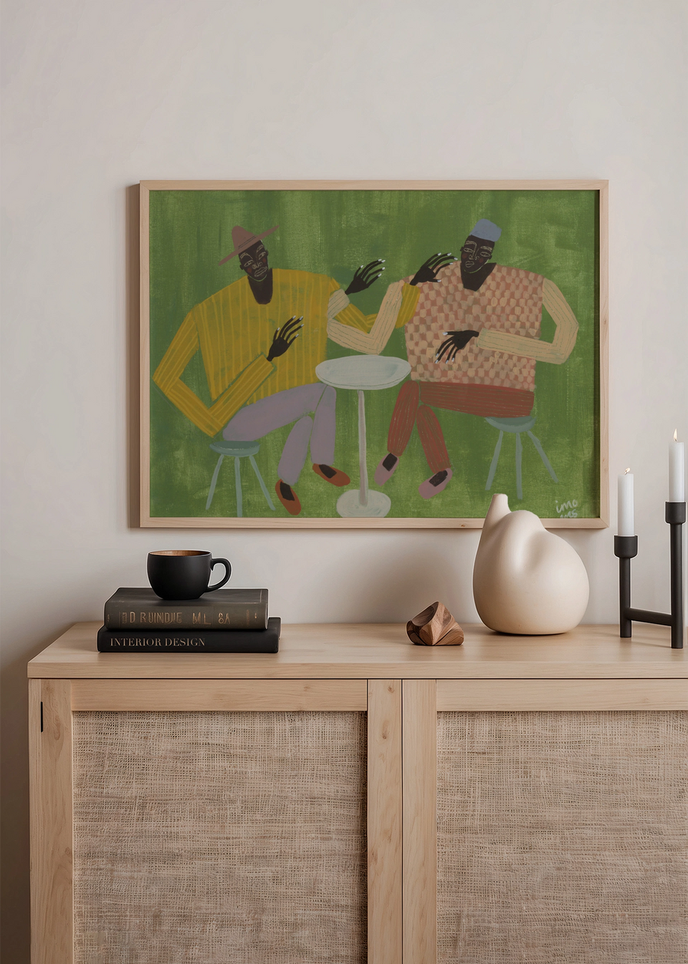 Dekoratives Wandbild im organischen und abstrakten Stil in einem Wohnzimmer, farbenfrohe Illustration von zwei Figuren im Gespräch, Modell In Good Company. Erhältlich auf kudeko.com