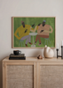 Cuadro decorativo de estilo orgánico y abstracto colocado en salón, ilustración colorida de dos figuras conversando, modelo In Good Company