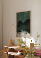 Abstraktes Wandbild mit organischen Formen in dunklem Smaragdgrün, Schwarz und Off-White, verwitterter Textur und unregelmäßigen Linien im zeitgenössischen Stil. Erhältlich auf kudeko.com