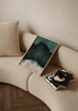 Wandbild mit abstrakter Komposition, organischer Form in dunklem Smaragdgrün, strukturiertem Hintergrund in Grüngrau und hellem Beige, zeitgemäßem Stil und klarer Ausstrahlung. Erhältlich auf kudeko.com