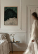 Wandbild mit abstrakten geschwungenen Formen in dunklem Smaragdgrün, tiefem Schwarz, Off-White, gealterter Textur und modernem abstraktem Stil für die Wandgestaltung. Erhältlich auf kudeko.com