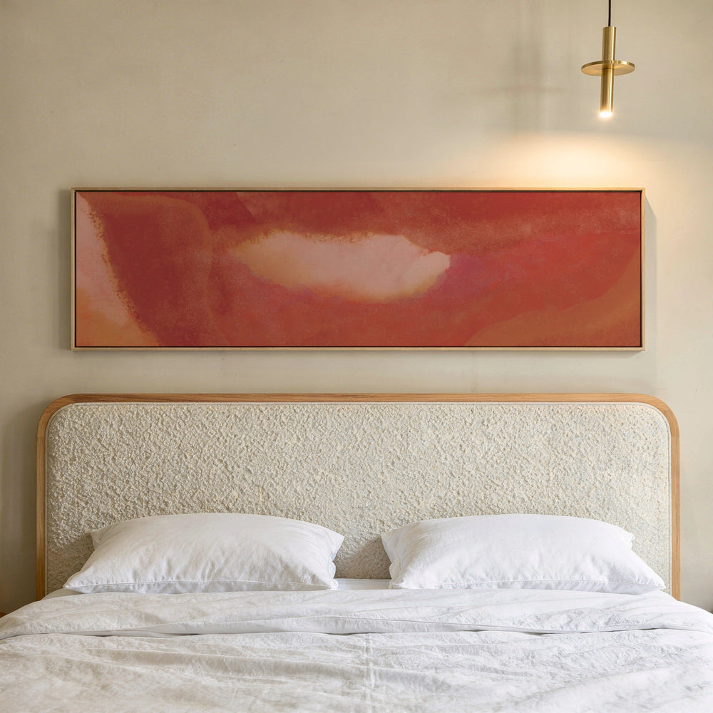 Quadro decorativo de estilo orgânico e abstrato colocado numa sala de estar, composição abstrata em tons quentes, modelo Pulpa Roja. Disponível em kudeko.com