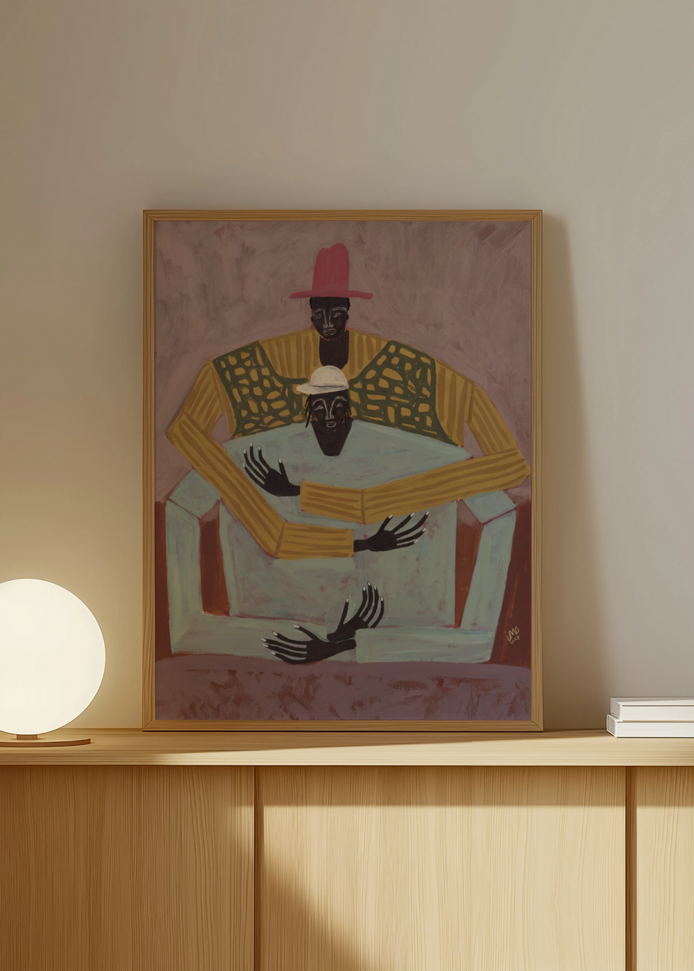 Quadro decorativo de estilo orgânico e abstrato colocado numa sala de estar, abraço figurativo em tons suaves, modelo The Hug. Disponível em kudeko.com