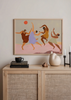 Cuadro decorativo de estilo orgánico y abstracto colocado en salón, figuras femeninas bailando en armonía, modelo Together