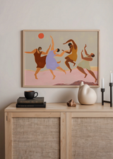 Cuadro decorativo de estilo orgánico y abstracto colocado en salón, figuras femeninas bailando en armonía, modelo Together