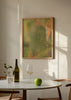 Cuadro decorativo de estilo orgánico y abstracto colocado en salón, composición abstracta orgánica en verdes terrosos, modelo Vibrant organic green I
