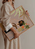 Cuadro decorativo de estilo orgánico y abstracto colocado en salón, mujer serena entre hojas y flores, modelo Waiting