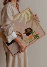 Cuadro decorativo de estilo orgánico y abstracto colocado en salón, mujer serena entre hojas y flores, modelo Waiting