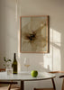 Cuadro decorativo de estilo orgánico y beige colocado en salón, flor abstracta en tonos mostaza, modelo Flor de Seda Mostaza