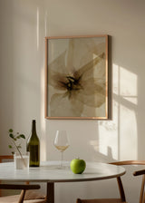 Cuadro decorativo de estilo orgánico y beige colocado en salón, flor abstracta en tonos mostaza, modelo Flor de Seda Mostaza