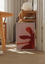Cuadro decorativo de estilo orgánico y colorido colocado en salón, flor abstracta en tonos rojos y rosados, modelo Flor Encendida