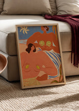 Cuadro decorativo de estilo orgánico y colorido colocado en salón, figuras femeninas en escena de playa tropical, modelo Lemon and Melon