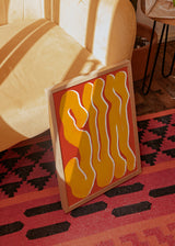 Cuadro decorativo de estilo orgánico y colorido colocado en salón, formas abstractas orgánicas en tonos solares, modelo Sun pop art