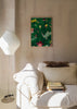 Cuadro decorativo de estilo orgánico y colorido colocado en salón, escena selvática surrealista con animales y personajes, modelo Whimsical Jungle World