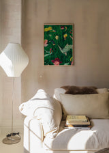 Cuadro decorativo de estilo orgánico y colorido colocado en salón, escena selvática surrealista con animales y personajes, modelo Whimsical Jungle World