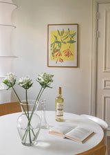 Cuadro decorativo de estilo orgánico y flores colocado en salón, ilustración botánica de madreselva naranja, modelo Orange Honeysuckle Bloom