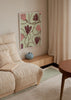 Gerahmtes Wandbild mit stilisierten Blumen in Puderrosa, Bordeaux und Braun auf sanft grünem Hintergrund, im floralen und botanischen Stil. Erhältlich auf kudeko.com
