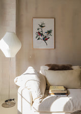 Gerahmtes Wandbild mit exotischen Vögeln auf Ästen, Blättern und Früchten, in Blau, Karminrot, Olivgrün und Beige, im naturalistischen Vintage Stil vor hellem Hintergrund. Erhältlich auf kudeko.com