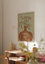 Dekoratives Wandbild im organischen Stil mit Illustration, in einem Wohnzimmer platziert, Terrakotta-Vase mit zarten Blumen, Modell Terracotta Vase Blossoms. Erhältlich auf kudeko.com