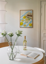 Cuadro decorativo de estilo orgánico y minimalista colocado en cocina, bodegón veraniego con limones y libro, modelo El color del verano