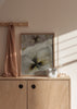 Cuadro decorativo de estilo orgánico y minimalista colocado en dormitorio, flores etéreas en acuarela suave, modelo Susurro de Flores