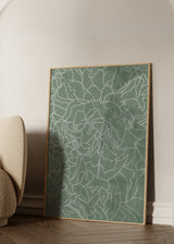 Tableau de fleurs dessinées en blanc sur fond vert sauge, composition botanique grand format au style floral apaisant et lignes délicates. Disponible sur kudeko.com