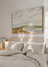 Cuadro decorativo de estilo orgánico y minimalista colocado en salón, paisaje costero en acuarela suave, modelo Echos of Dream