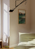 Cuadro decorativo de estilo orgánico y minimalista colocado en salón, paisaje pintado en tonos verdes, modelo Green-land