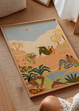 Cuadro decorativo de estilo orgánico y minimalista colocado en salón, escena vacacional tropical y relajada, modelo Holiday