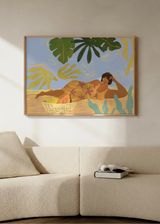 Cuadro decorativo de estilo orgánico y minimalista colocado en salón, mujer descansando en una playa tropical, modelo Lazyday